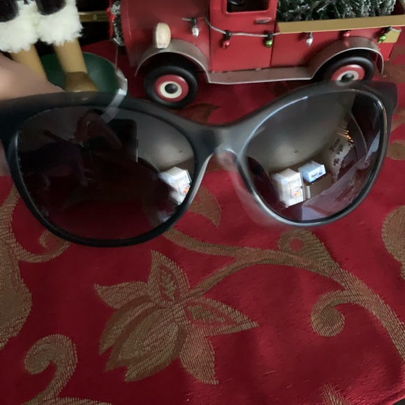 Burberry sun glasses - Picture 7 of 8